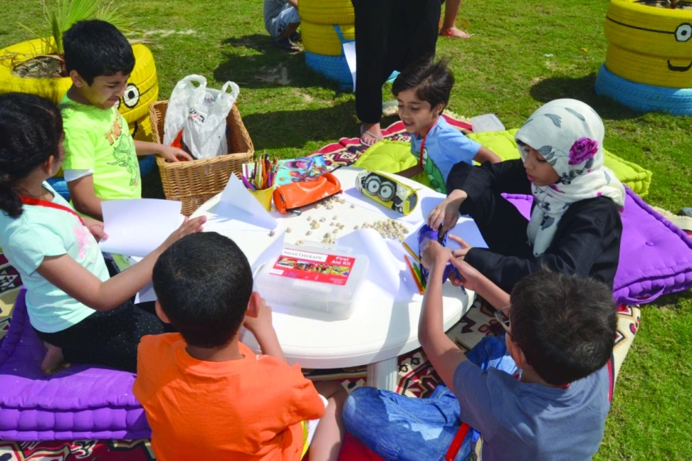 الأطفال يرسمون في شاطئ العقير الأخضر 