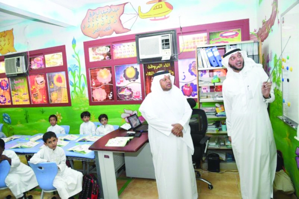 الثقفي في جولة بإحدى مدارس جدة أمس                                     (مكة)