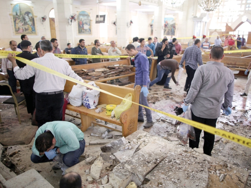 الشرطة تبحث عن أدلة في موقع التفجير داخل الكنيسة في مدينة طنطا (أ ب أ)