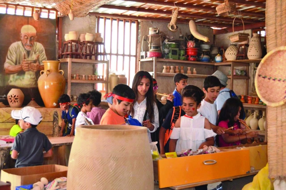 الأطفال في مصنع الخزفيات في جبل القارة                (مكة)