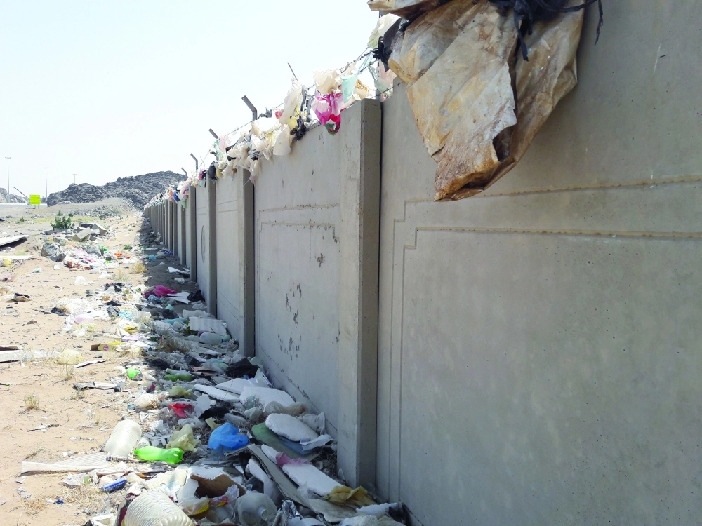 أكياس بلاستيكية عالقة بجانب مكب النفايات بجدة (مكة) 