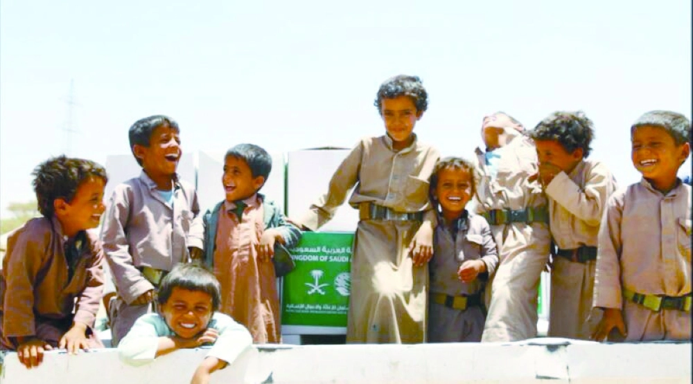 أطفال في نهم صنعاء، فرحين بسلال غذائية يوزعها مركز الملك سلمان             (واس)