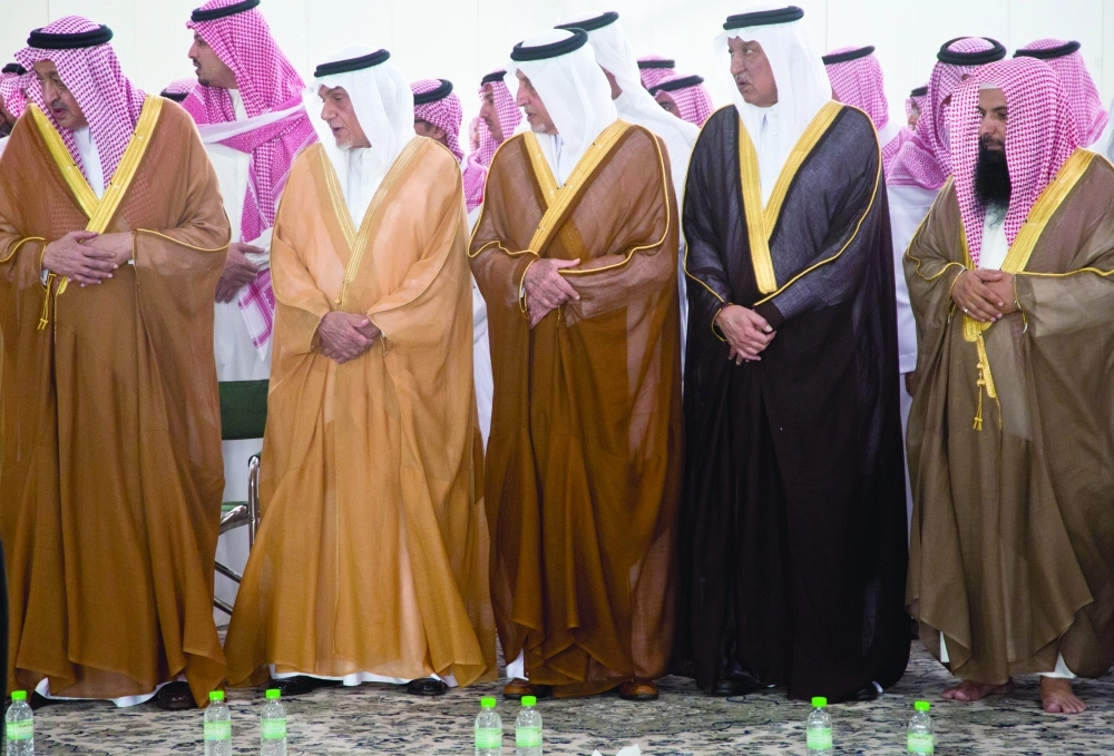 خالد الفيصل عقب الصلاة على الفقيد (أنس الحارثي)