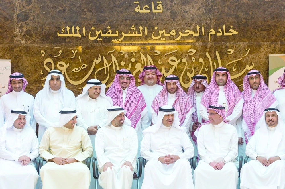 سلطان بن سلمان متوسطا الحضور أمس  (واس)