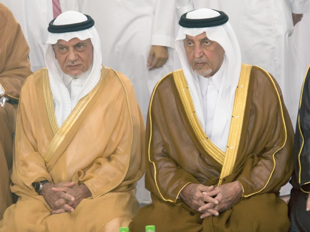 الأميران خالد وتركي الفيصل في انتظار الصلاة على جثمان أخيهما سعد بالحرم المكس أمس (أنس الحارثي)