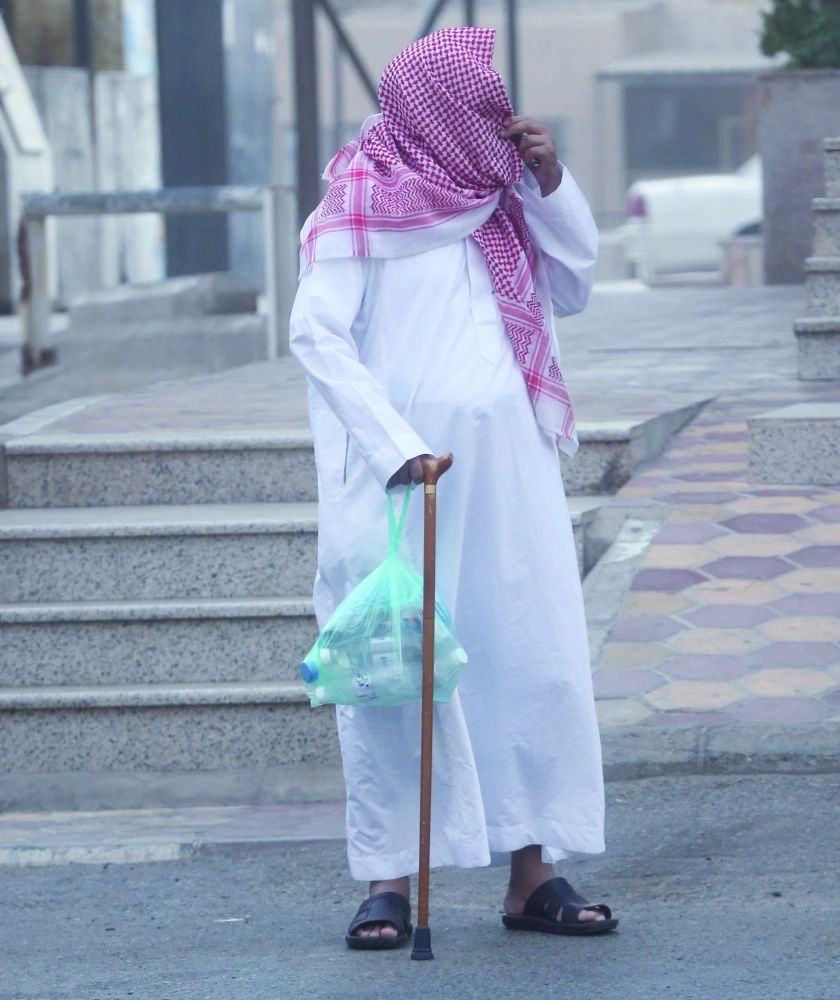 آثار موجة الغبار على جدة أمس        (علي القرني)