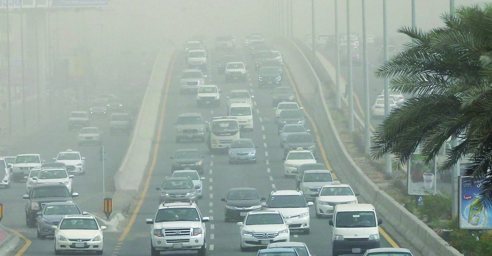 آثار موجة الغبار على جدة أمس        (علي القرني)