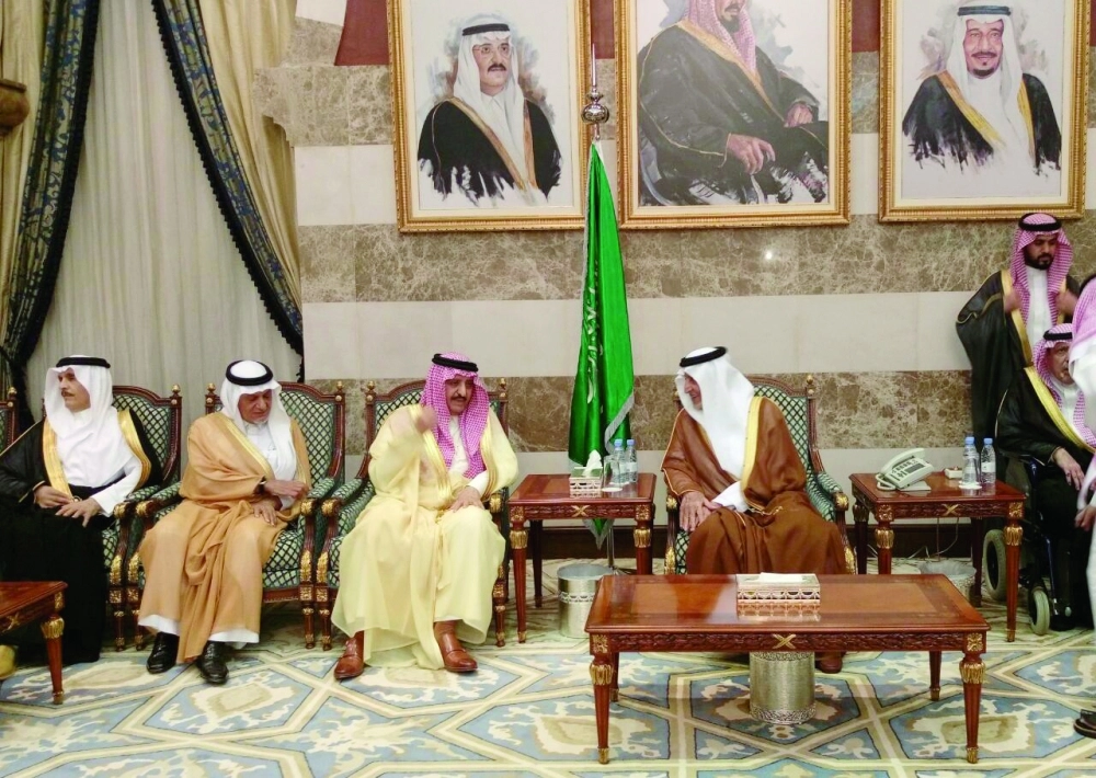 الأمير أحمد بن عبدالعزيز يقدم العزاء في منزل أمير مكة                                                      