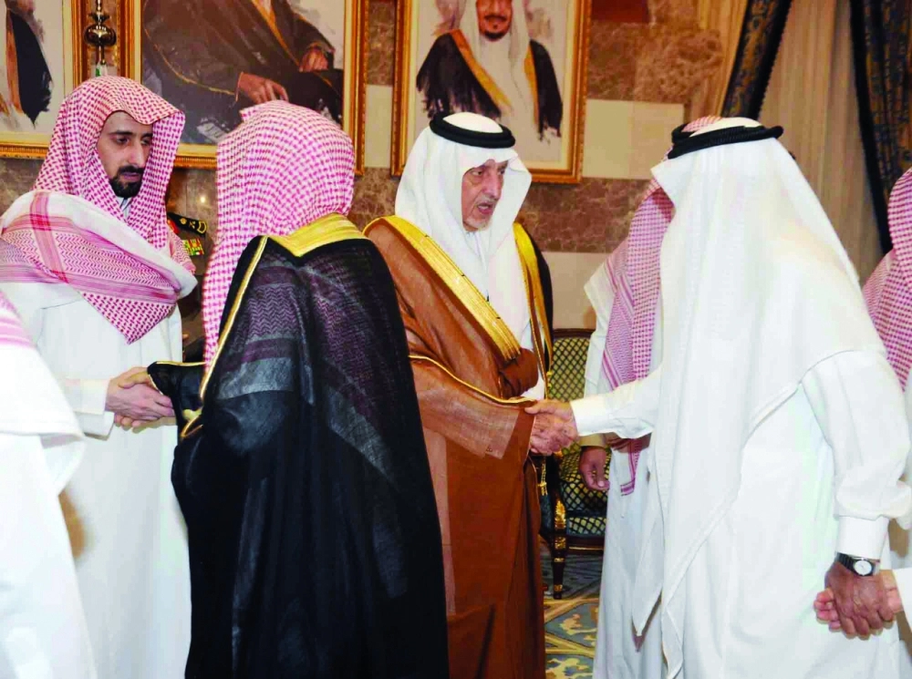 مسؤولون ومواطنون يعزون