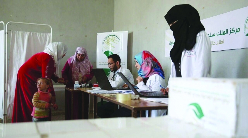 نازحون من خان شيخون إلى تركيا يتلقون مساعدات صحية من مركز الملك سلمان                  (واس)