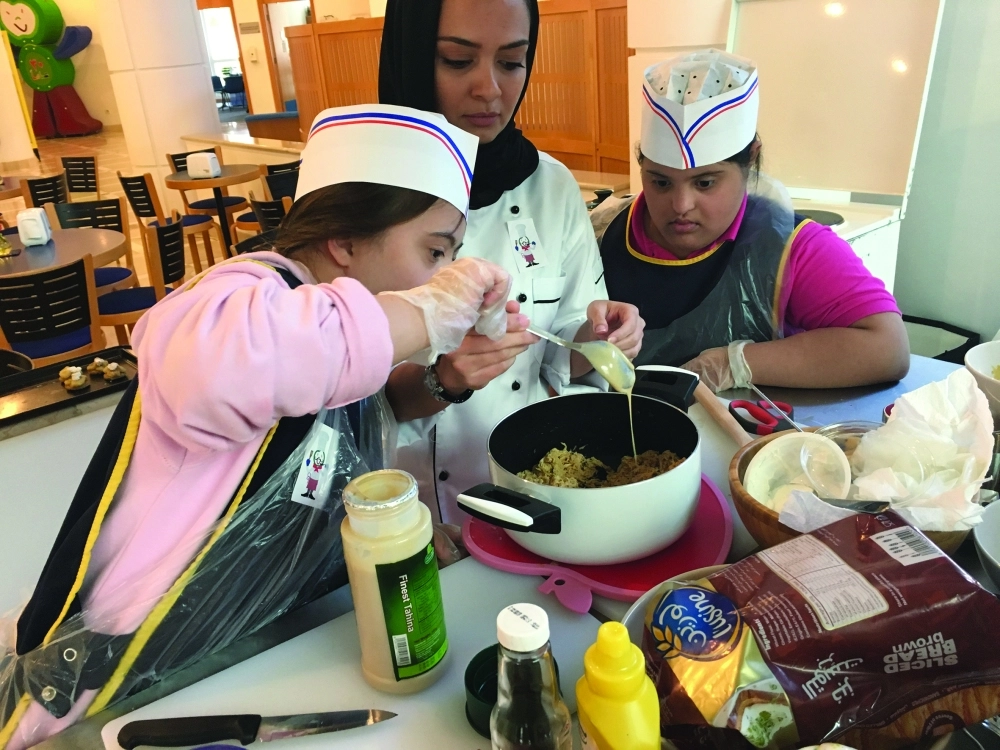 فتيات مركز العون أثناء الطهي                                        (مكة)