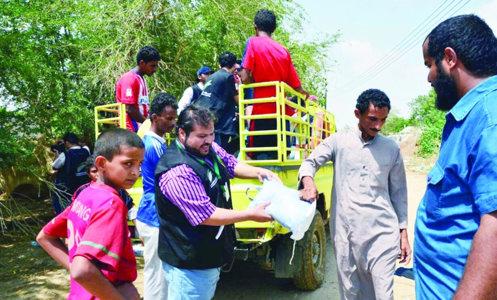 توزيع سلال غذائية على الأسر المتضررة جراء الأمطار بجازان في وقت سابق                                                                     (مكة)