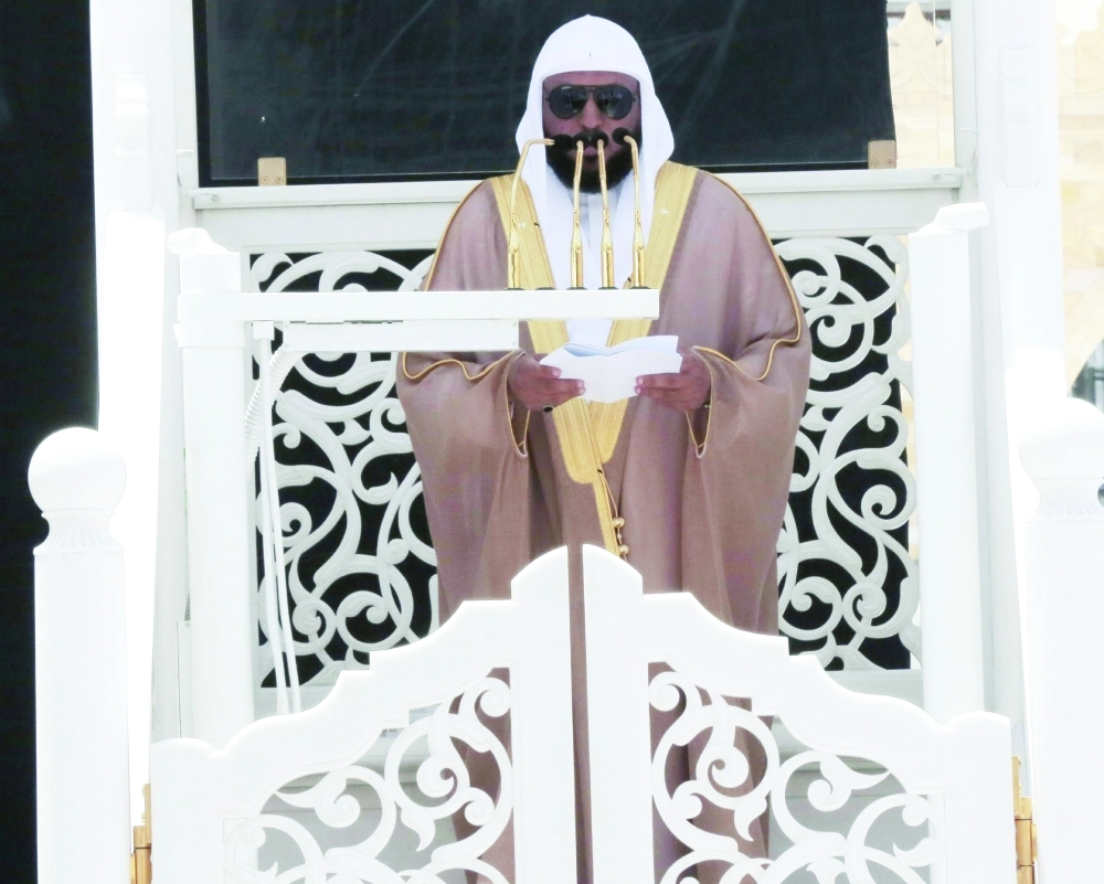 ماهر المعيقلي خلال خطبة الجمعة أمس               (واس)