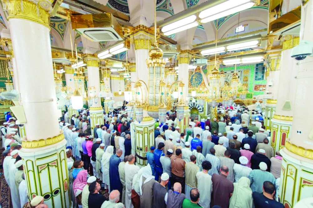 مصلون في المسجد النبوي                          (واس)