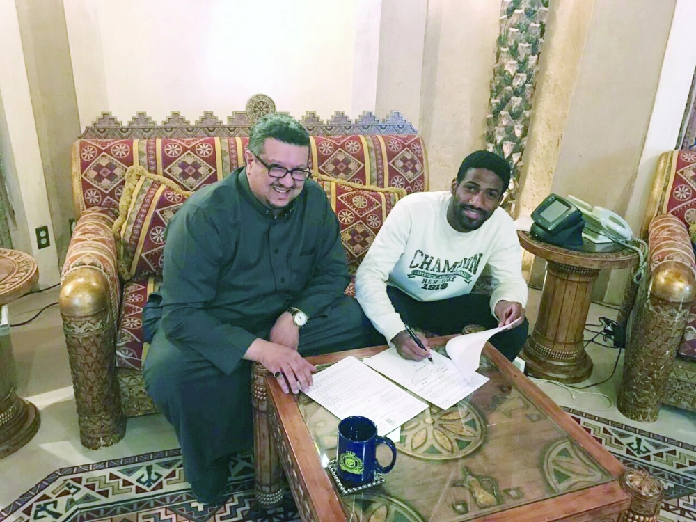 ... وهنا يوقع مع رئيس النصر                          (مكة)