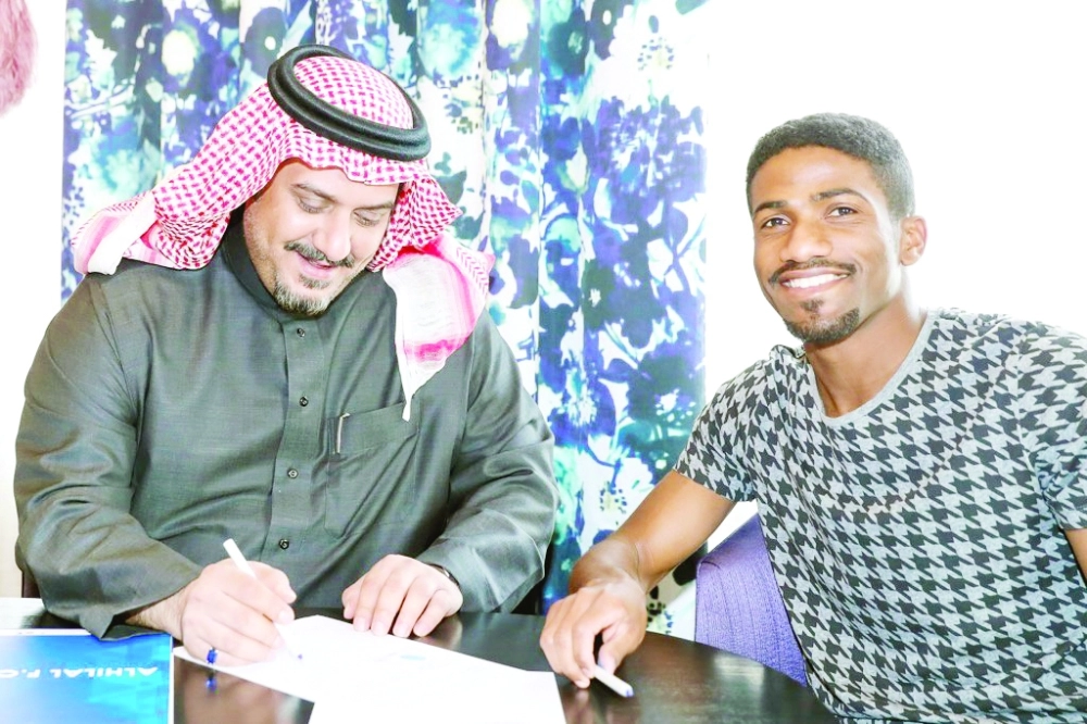 عوض خميس يوقع مع رئيس الهلال
