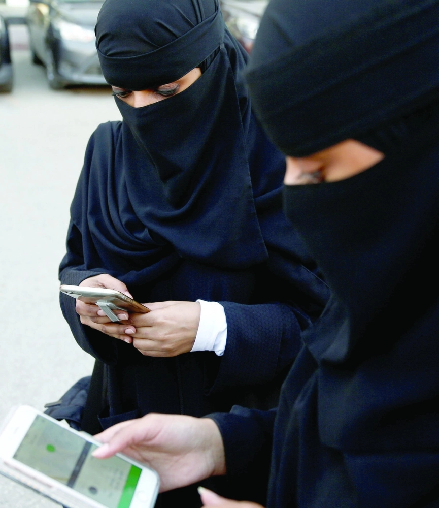 سيدتان أثناء طلب خدمة النقل عبر التطبيقات                    (مكة)