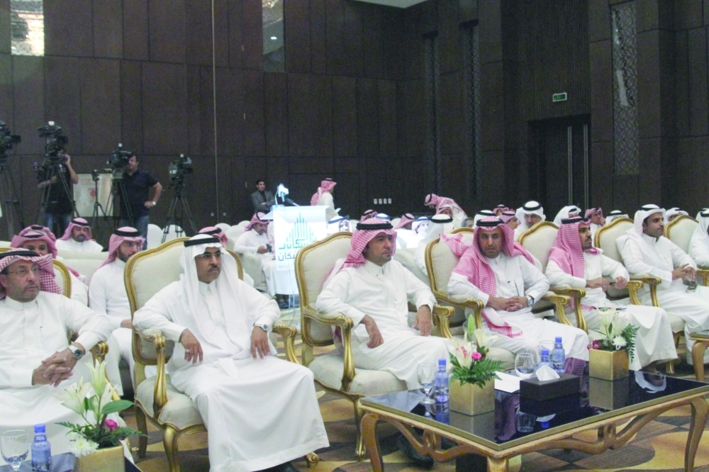 الحقيل يتوسط الحضور                                                         (زياد الرزيزاء)