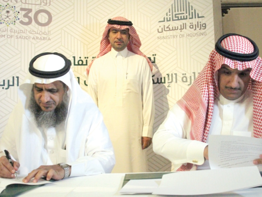 جانب من توقيع إحدى الاتفاقيات (زياد الرزيزاء)