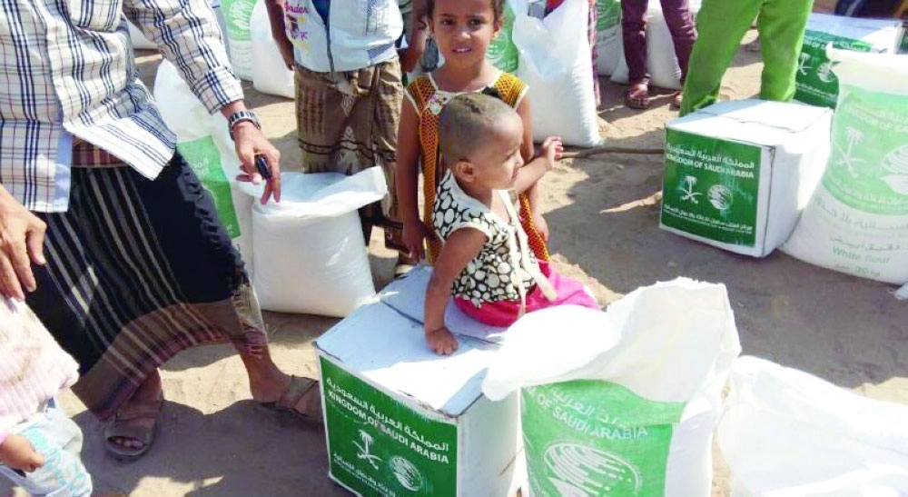 أسر يمنية بتعز تتسلم مساعدات غذائية