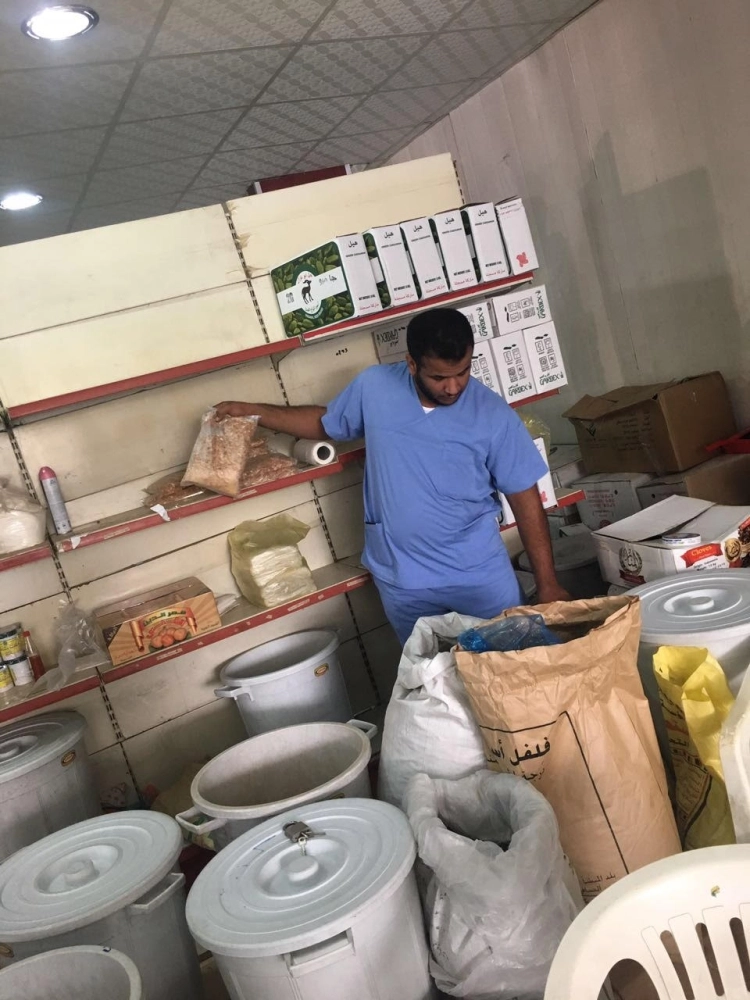 فرق البلدية تضبط المخالفات داخل المستودع (مكة)