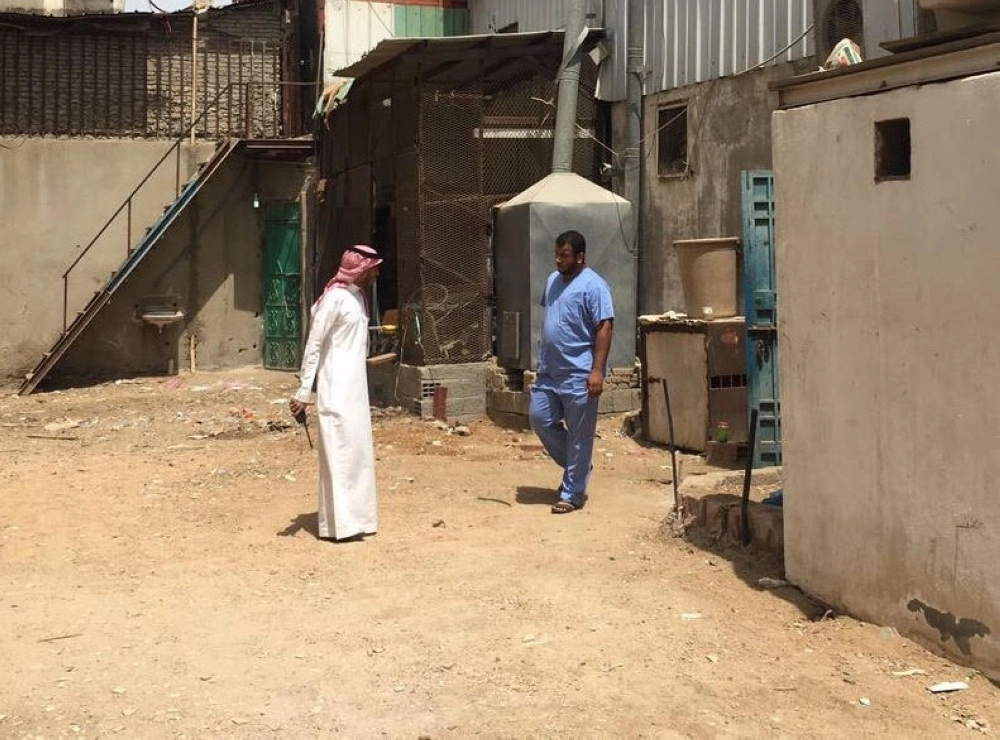 فرق البلدية تضبط المخالفات داخل المستودع (مكة)