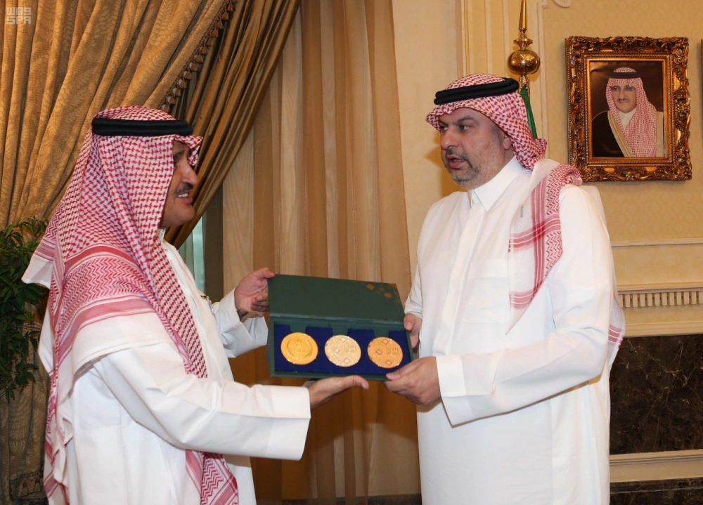 عبدالله بن مساعد خلال اطلاعه على الميداليات  (واس)