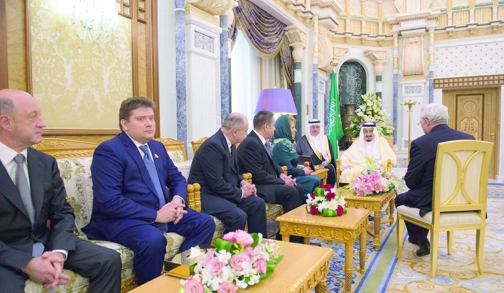   الملك سلمان لدى استقباله فلينتينا ماتفييكو في الرياض أمس                                                                                                                                          (واس)