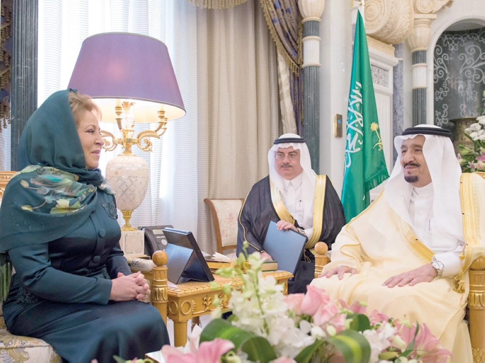 الملك سلمان لدى استقباله فلينتينا ماتفييكو في الرياض أمس (واس)
