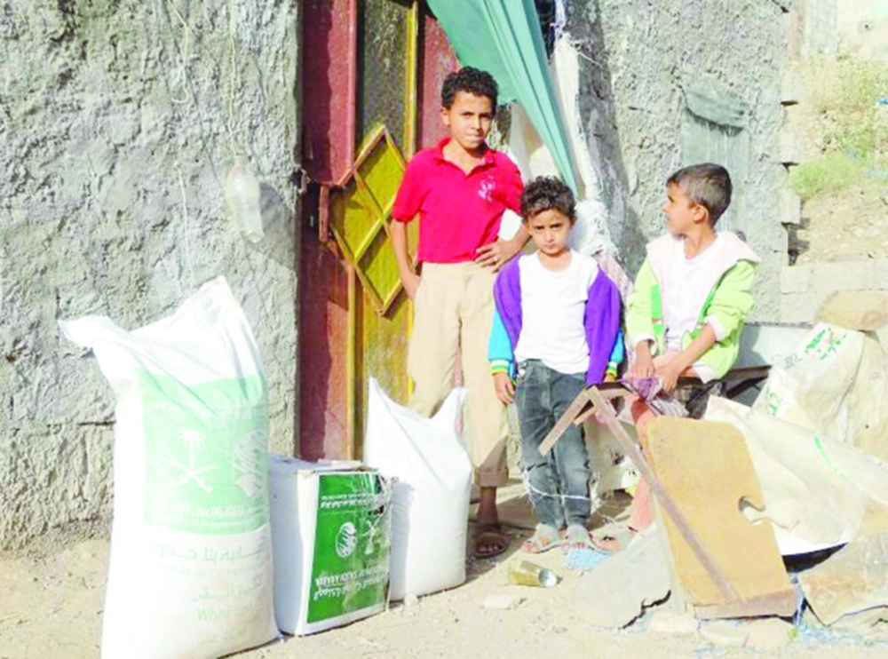 أطفال يمنيون ينظرون لسلال غذائية أمام منزلهم بتعز    (واس)