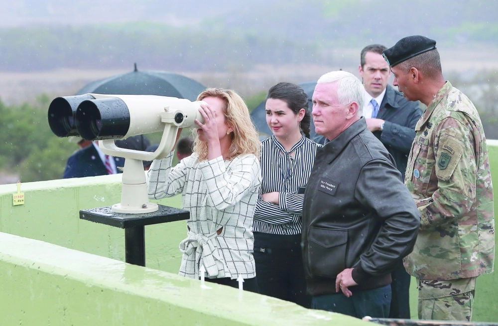 بنس وأسرته ينظرون لكوريا الشمالية من نقطة مراقبة على الحدود     (إ ب أ)