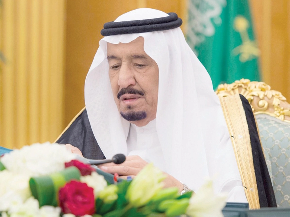 الملك سلمان مترئسا جلسة مجلس الوزراء بالرياض أمس (واس)