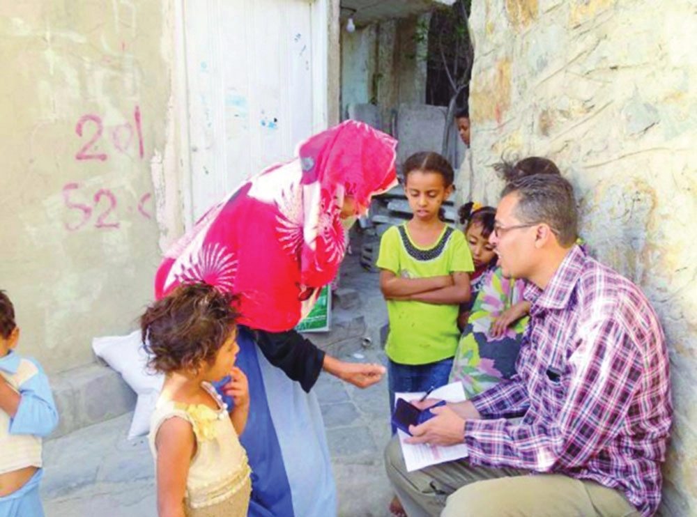 فريق إغاثي يسلم مساعدات غذائية لأسرة يمنية في تعز                                                                                                 (واس)