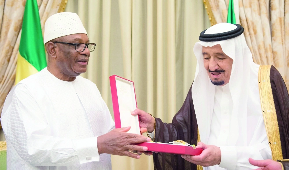 خادم الحرمين يتسلم أعلى وسام في مالي