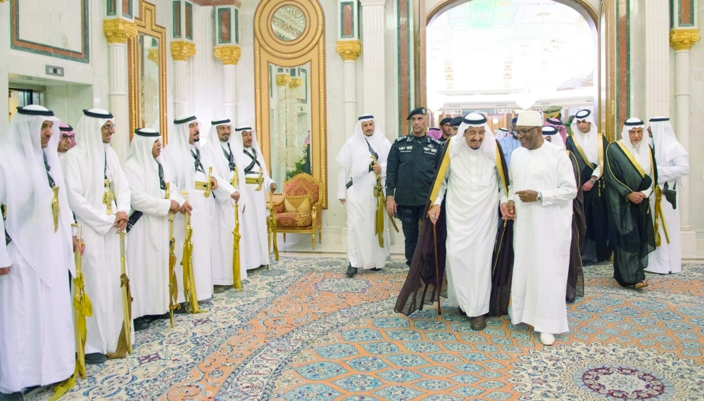 الملك سلمان خلال استقباله إبراهيم أبوبكر كيتا في قصر اليمامة أمس بالرياض (واس)