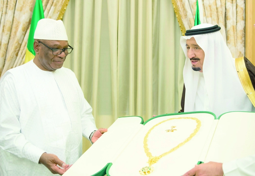 .. ويمنح قلادة الملك عبدالعزيز لرئيس جمهورية مالي