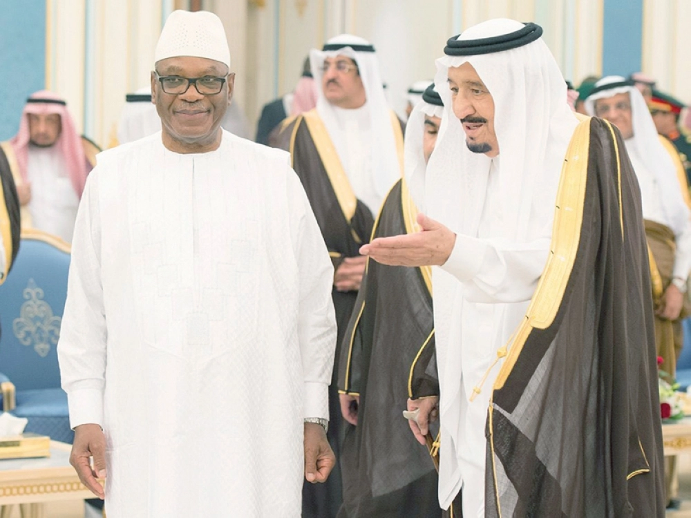 الملك سلمان مستقبلا إبراهيم أبوبكر كيتا في الرياض أمس (واس)