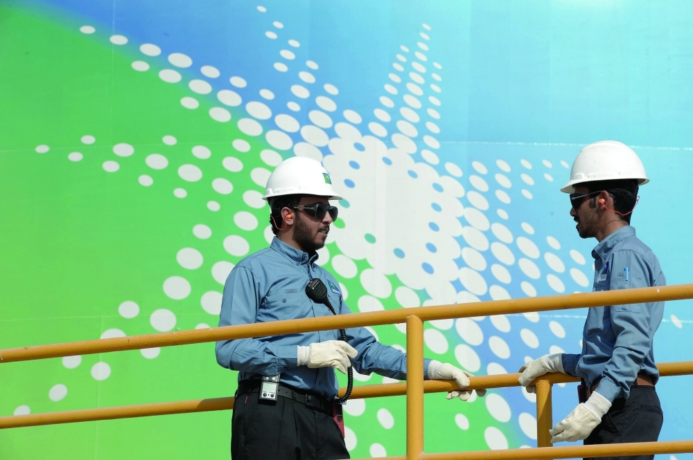 مهندسان أثناء عملهما في منشآة لأرامكو                     (مكة)