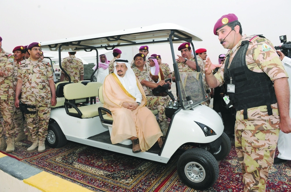 فيصل بن بندر لدى زيارته قيادة قوات الأمن الخاصة                                 