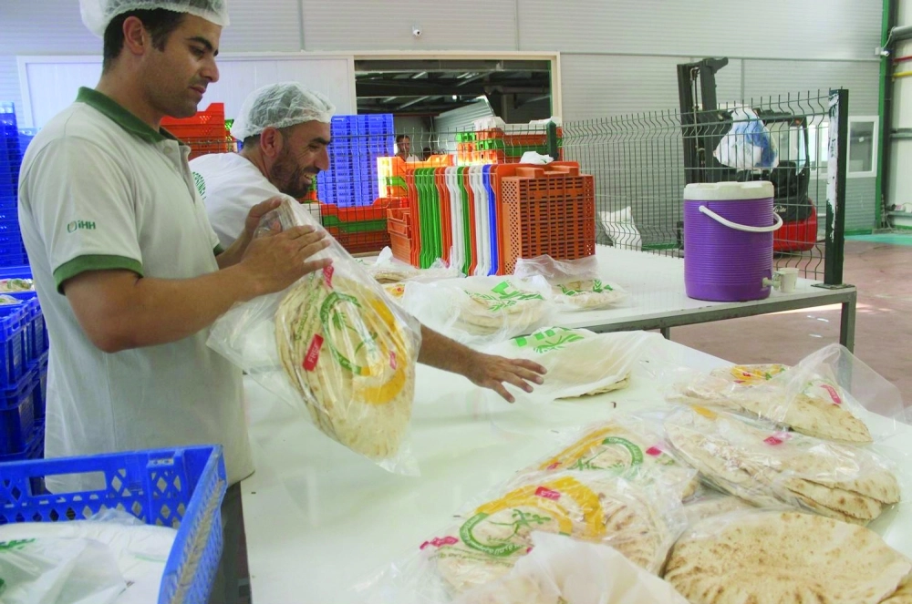 تجهيزات في أحد مخابز الحملة السعودية لتأمين الخبز لسوريي الداخل               (واس)