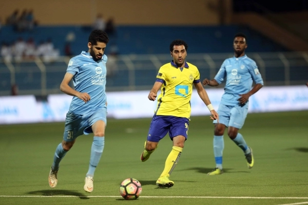 سلطان غنيمان ينطلق بالكرة وسط متابعة حسن الراهب  (إ ب أ)