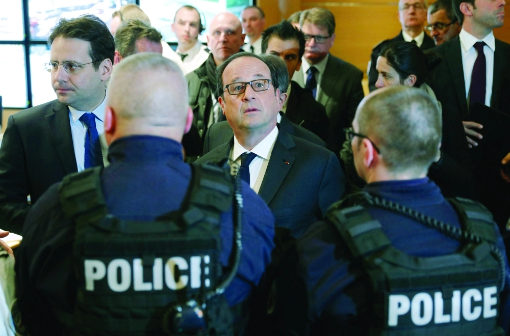 فرانسوا هولاند متحدثا مع رجال شرطة في باريس        (إ ب أ)