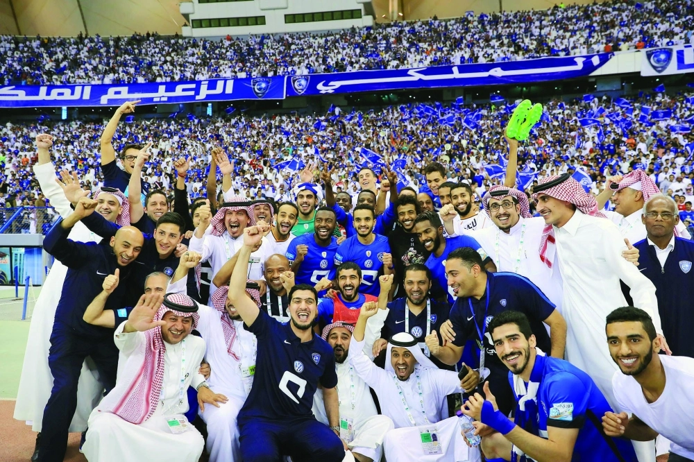 فرحة لاعبي ومسؤولي الهلال بحسم الدوري                                                                                                           (إ ب أ)