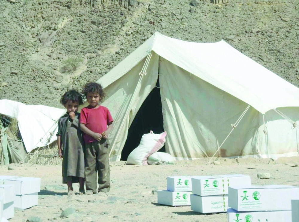مساعدات غذائية سعودية لـ 850 أسرة نازحة من صنعاء بمخيم الخانق في مأرب  (واس)