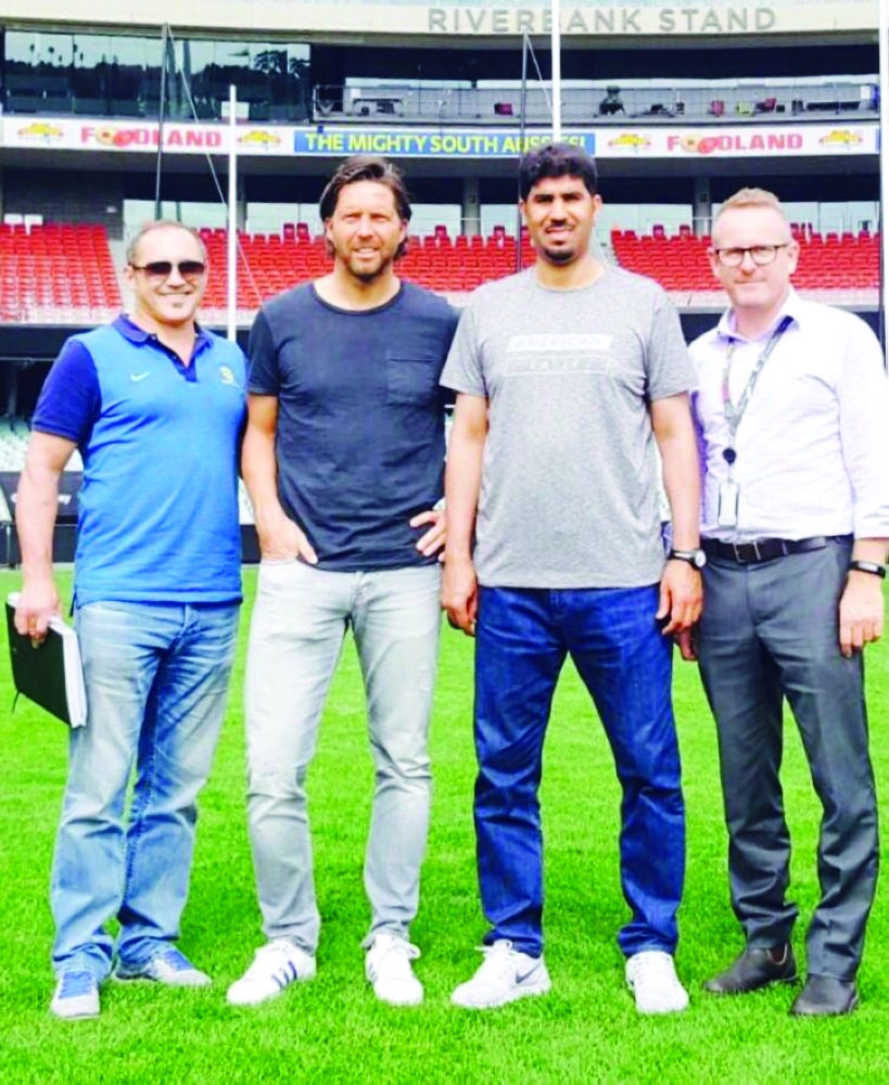 الصالح وكومانس خلال تفقدهما الملعب     (مكة)