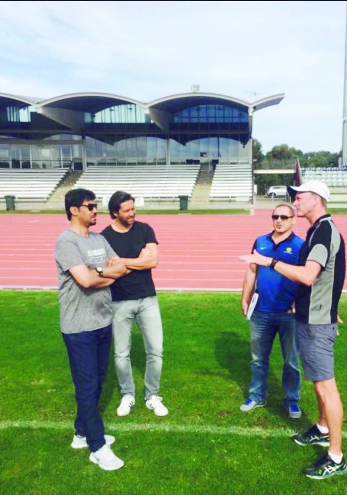 الصالح وكومانس خلال تفقدهما الملعب (مكة)