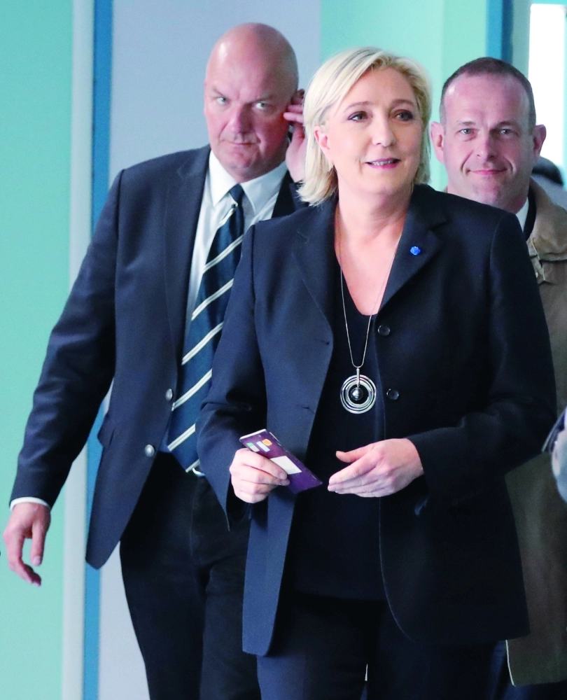 مارين لوبان عقب الإدلاء بصوتها أمس                 (رويترز) 