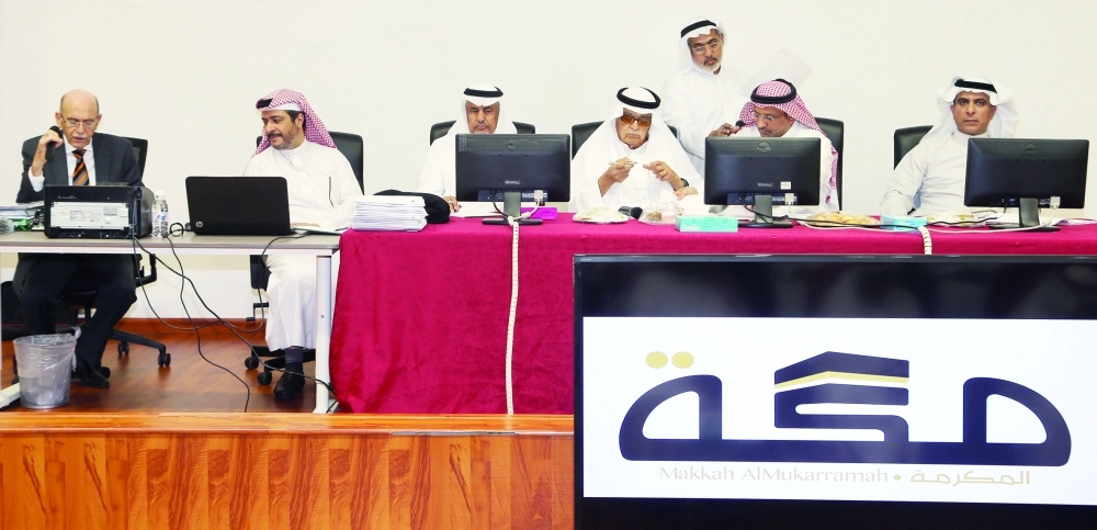 رئيس مجلس الإدارة أثناء ترؤسه الاجتماع