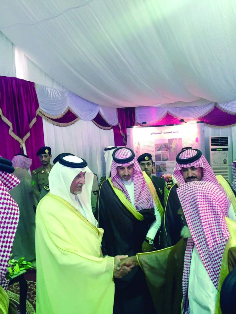 ..ويستمع لمواطن خلال الزيارة                          (مكة) 