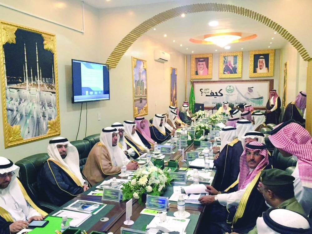  ..      ومترئسا اجتماع المجلس المحلي بالمويه   (مكة)